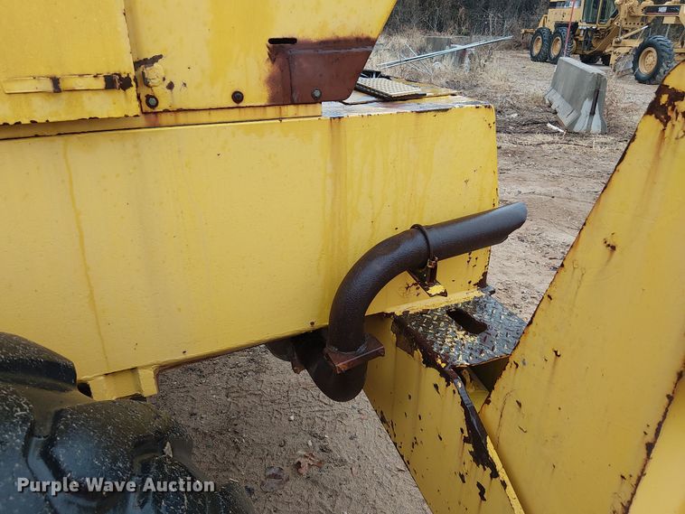 image for item EE1433 P&H crane truck