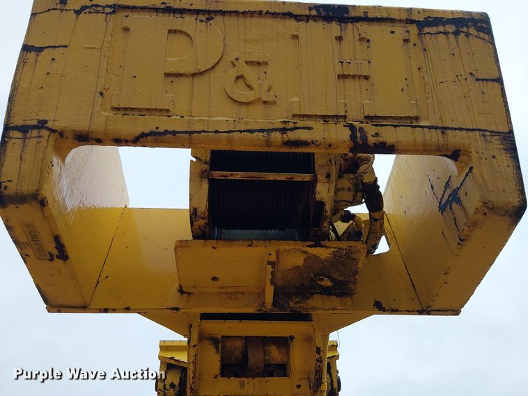 image for item EE1433 P&H crane truck