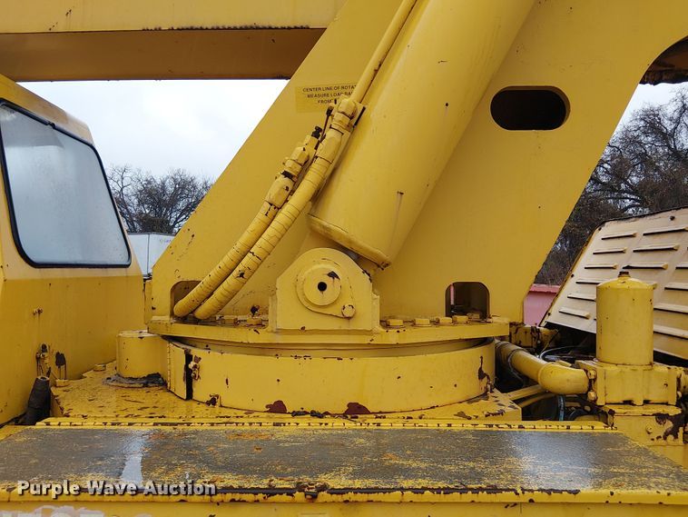 image for item EE1433 P&H crane truck