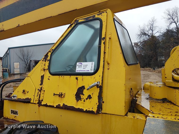 image for item EE1433 P&H crane truck