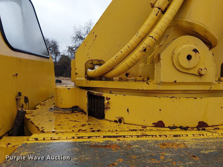 image for item EE1433 P&H crane truck