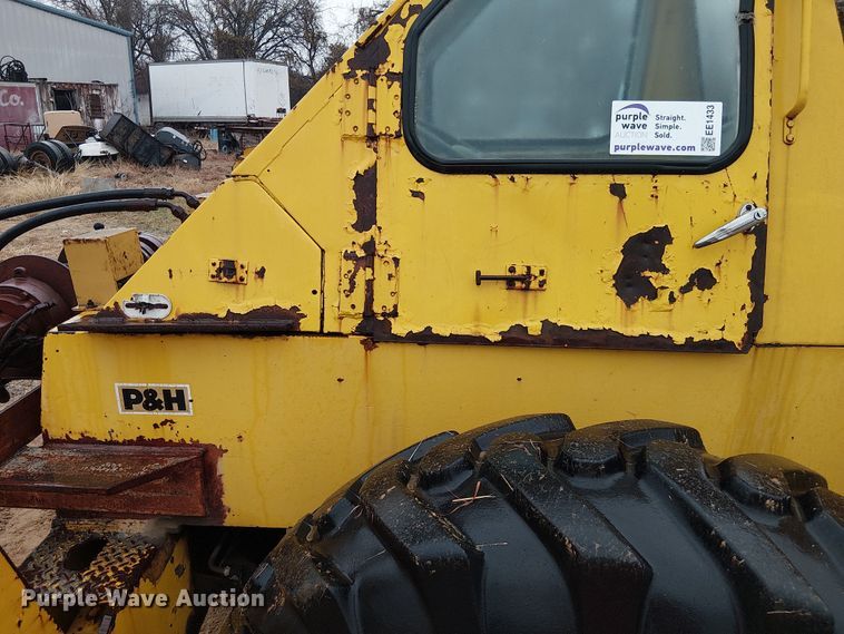 image for item EE1433 P&H crane truck