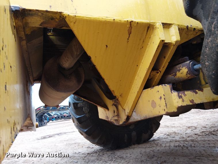 image for item EE1433 P&H crane truck