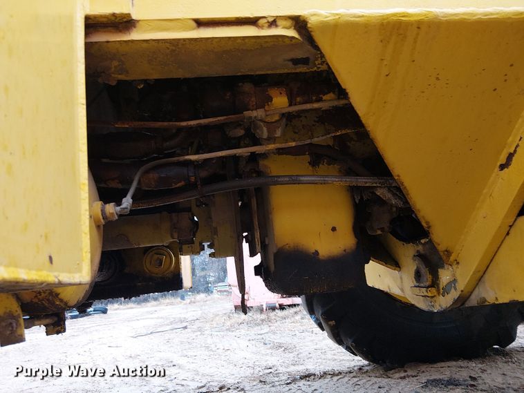 image for item EE1433 P&H crane truck