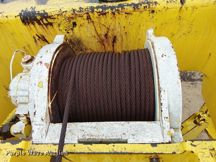 image for item EE1433 P&H crane truck