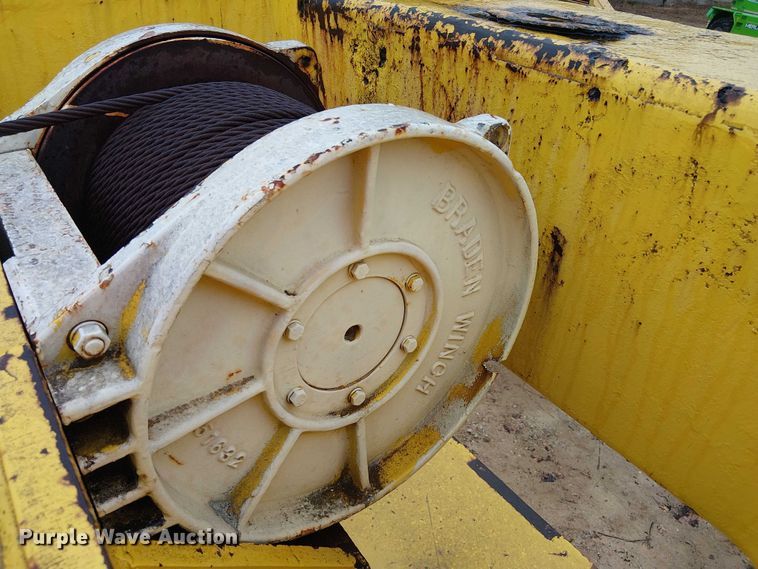 image for item EE1433 P&H crane truck