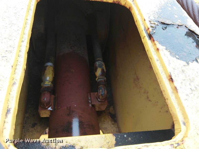 image for item EE1433 P&H crane truck