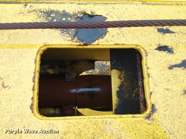 image for item EE1433 P&H crane truck