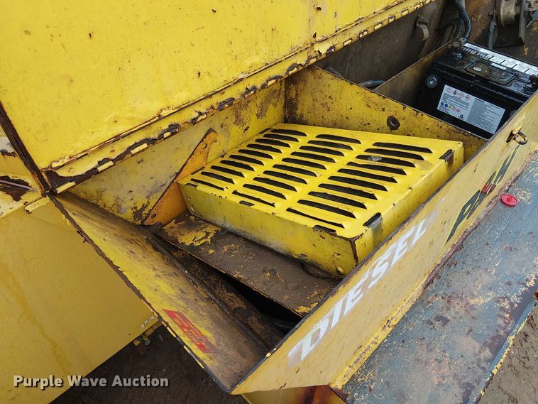 image for item EE1433 P&H crane truck