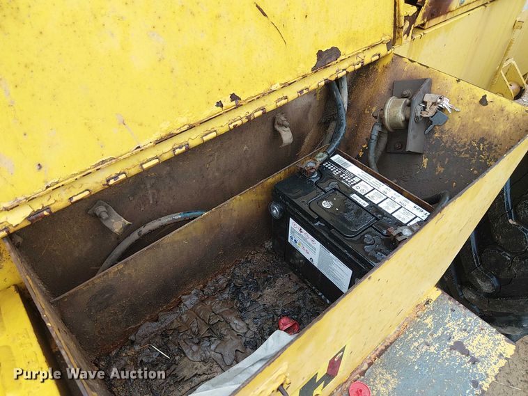 image for item EE1433 P&H crane truck