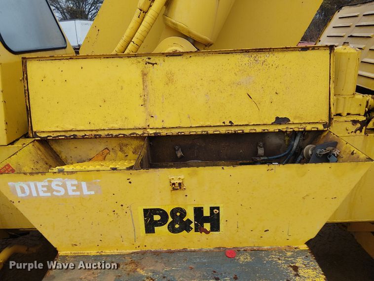 image for item EE1433 P&H crane truck