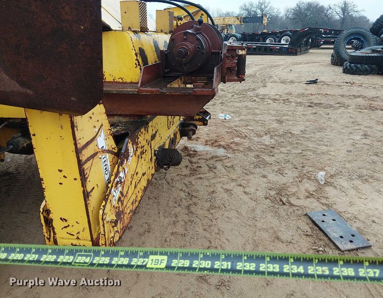 image for item EE1433 P&H crane truck