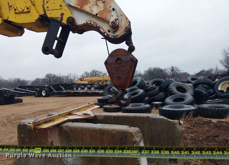 image for item EE1433 P&H crane truck