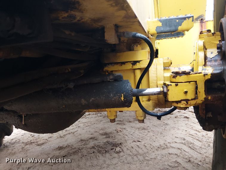 image for item EE1433 P&H crane truck