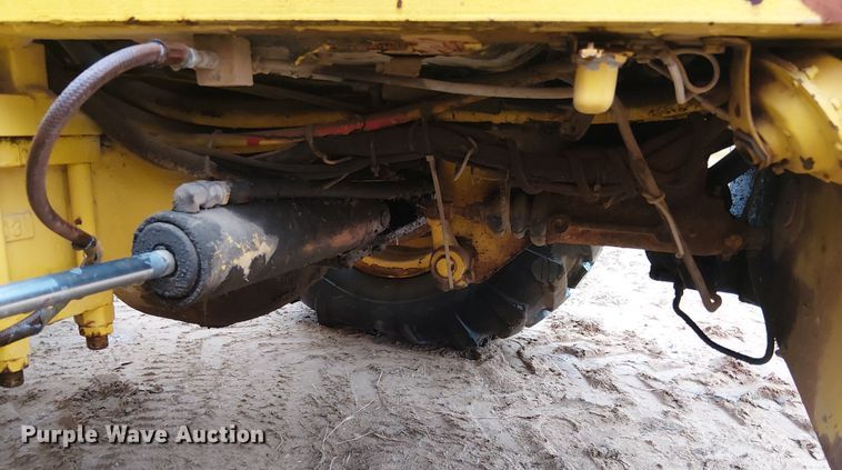 image for item EE1433 P&H crane truck