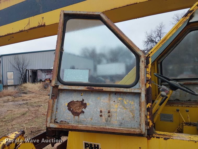 image for item EE1433 P&H crane truck