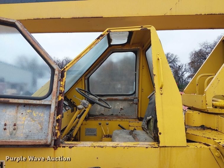 image for item EE1433 P&H crane truck