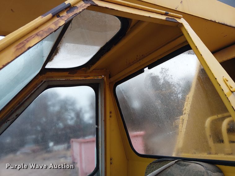 image for item EE1433 P&H crane truck