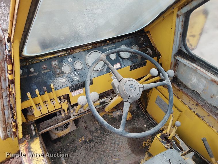 image for item EE1433 P&H crane truck