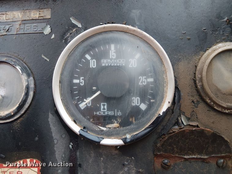 image for item EE1433 P&H crane truck