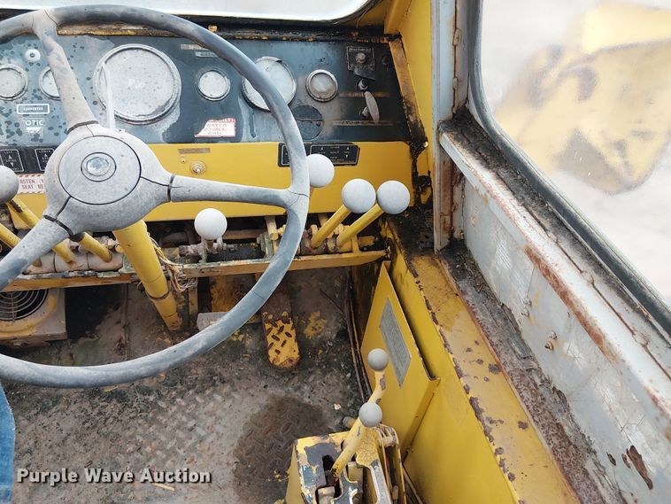 image for item EE1433 P&H crane truck