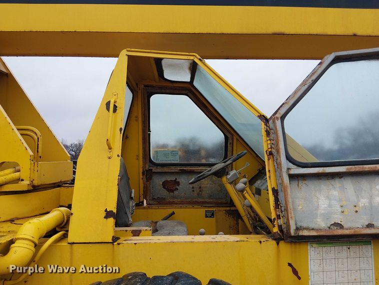 image for item EE1433 P&H crane truck