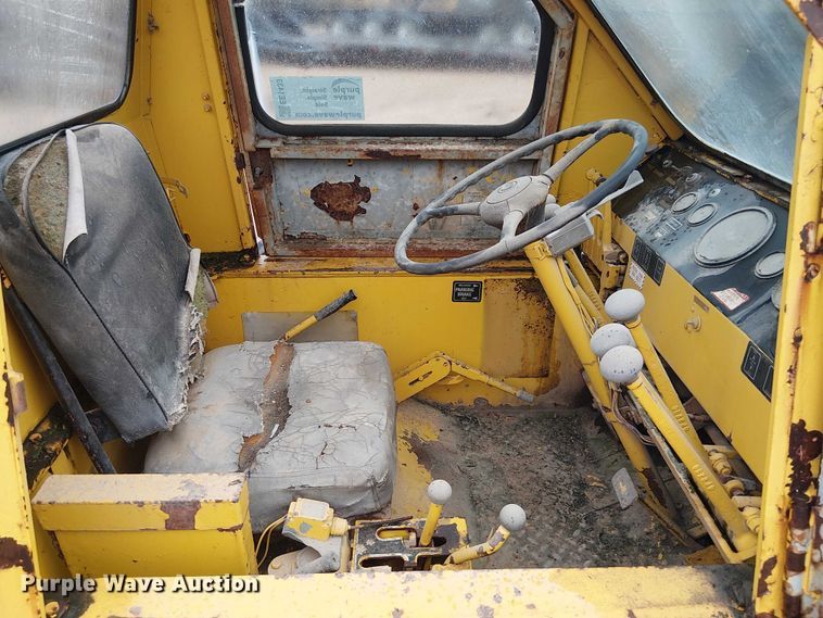 image for item EE1433 P&H crane truck