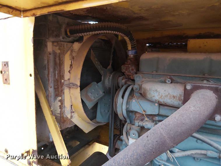 image for item EE1433 P&H crane truck