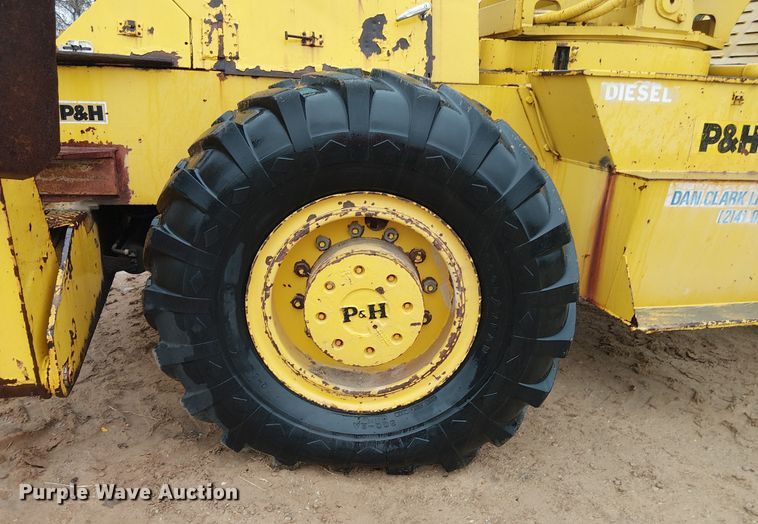 image for item EE1433 P&H crane truck