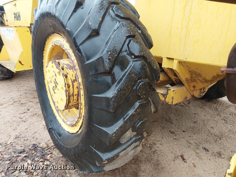 image for item EE1433 P&H crane truck