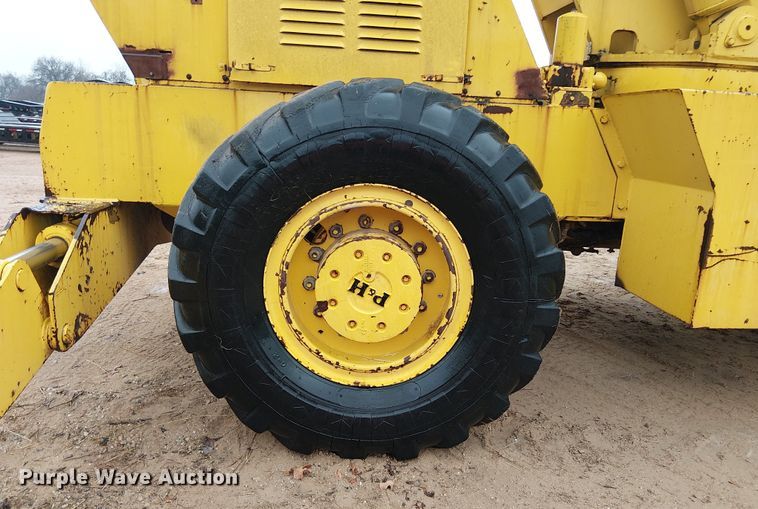 image for item EE1433 P&H crane truck