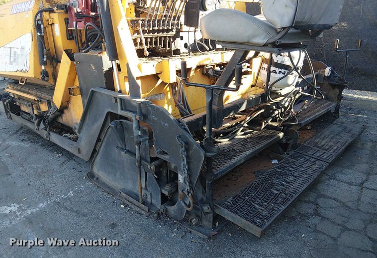 image for item EE5123 2011 LeeBoy 8500B paver