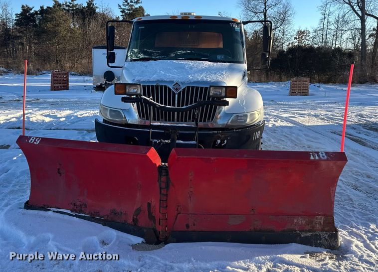 image for item EF2366 2005 International 4300 spreader truck