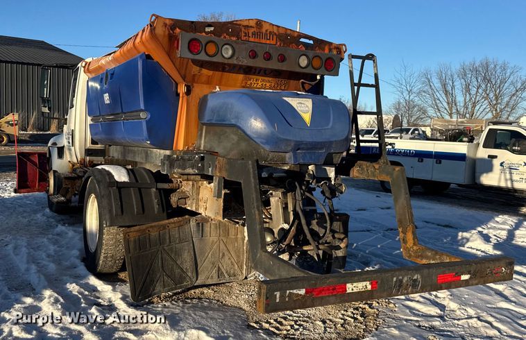 image for item EF2366 2005 International 4300 spreader truck