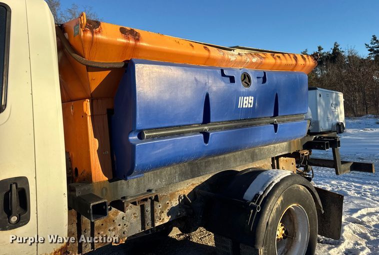 image for item EF2366 2005 International 4300 spreader truck