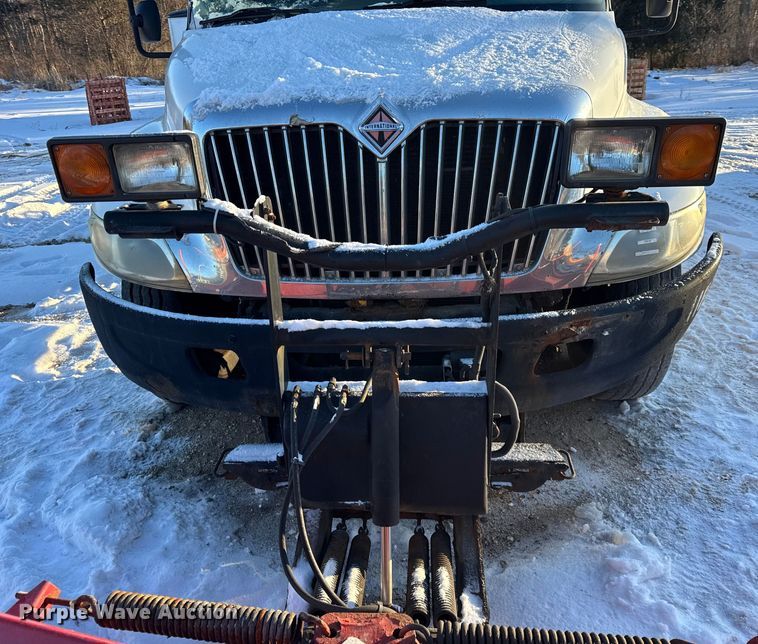 image for item EF2366 2005 International 4300 spreader truck