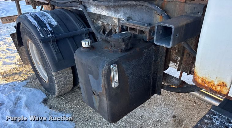 image for item EF2366 2005 International 4300 spreader truck