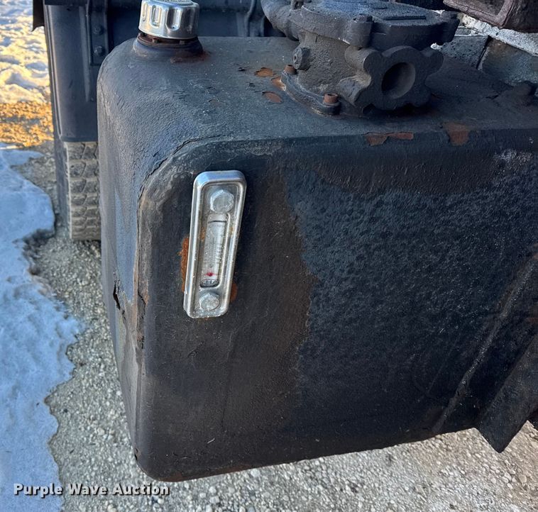 image for item EF2366 2005 International 4300 spreader truck