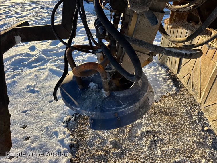 image for item EF2366 2005 International 4300 spreader truck