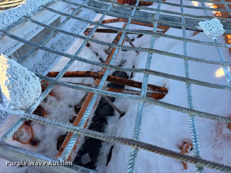 image for item EF2366 2005 International 4300 spreader truck