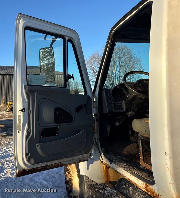 image for item EF2366 2005 International 4300 spreader truck