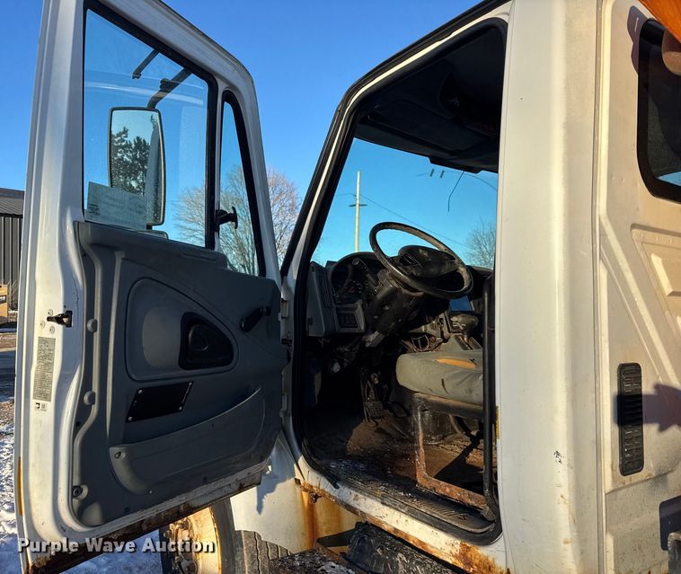 image for item EF2366 2005 International 4300 spreader truck