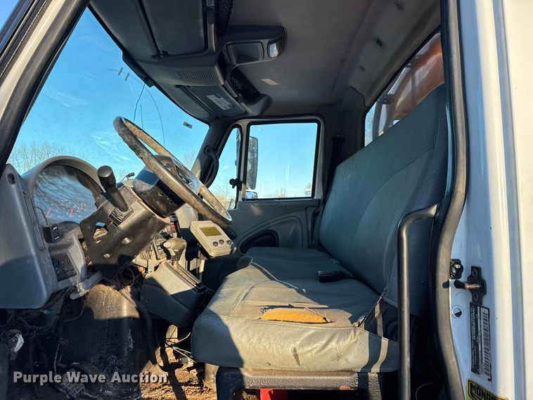 image for item EF2366 2005 International 4300 spreader truck