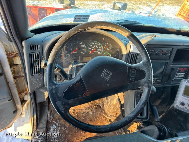 image for item EF2366 2005 International 4300 spreader truck