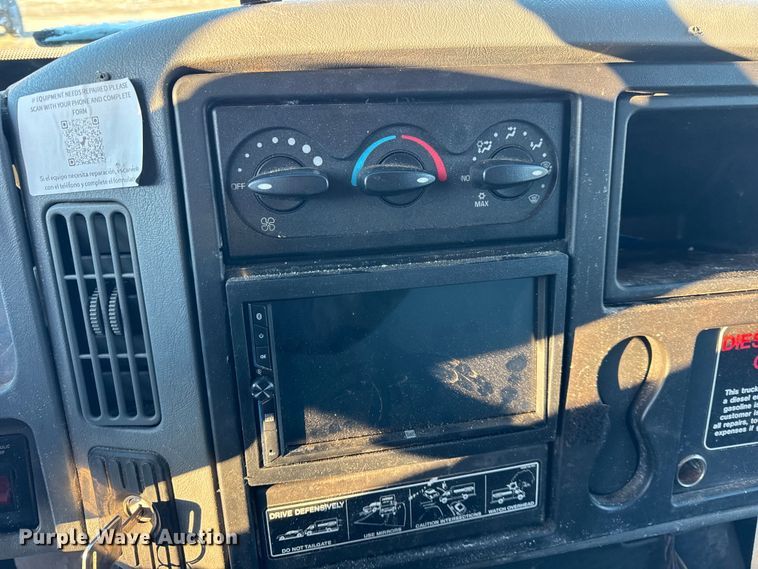 image for item EF2366 2005 International 4300 spreader truck