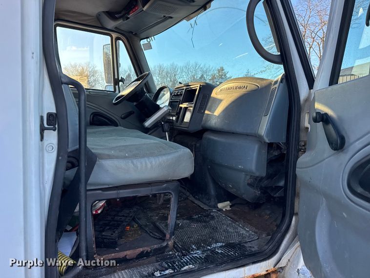 image for item EF2366 2005 International 4300 spreader truck