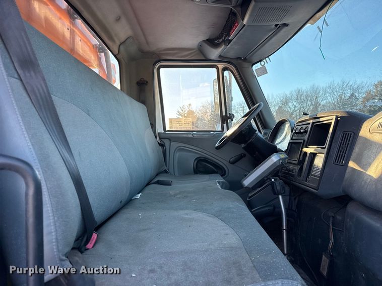 image for item EF2366 2005 International 4300 spreader truck