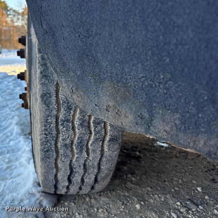 image for item EF2366 2005 International 4300 spreader truck