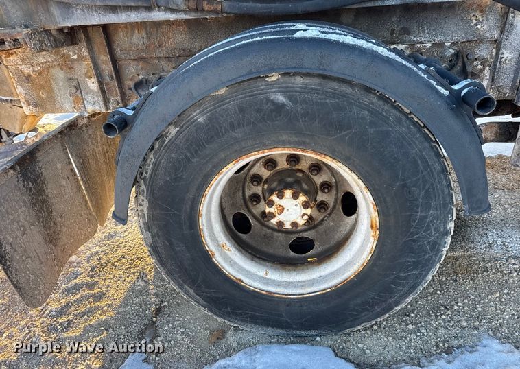 image for item EF2366 2005 International 4300 spreader truck