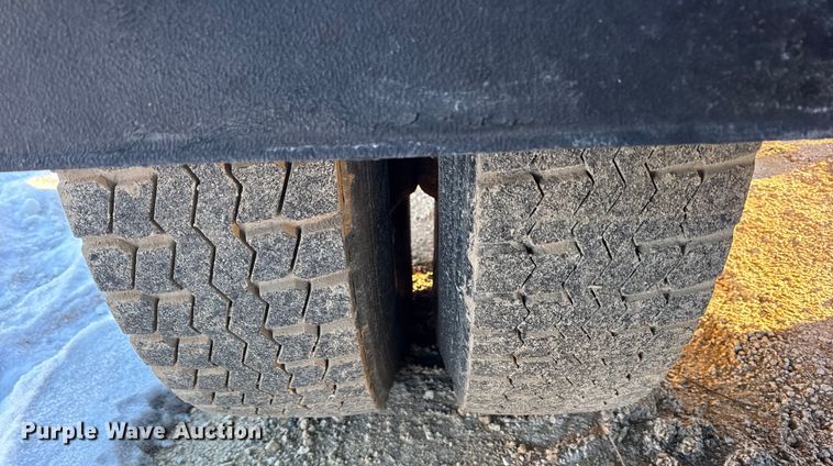 image for item EF2366 2005 International 4300 spreader truck